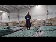 Savunma bariyerlerinin on dört konteyneri