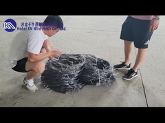 Düşük Görünürlük Tel Engelli Savaş Alanı savunma tankı demir tel örgüsü üzerinden ilerliyor