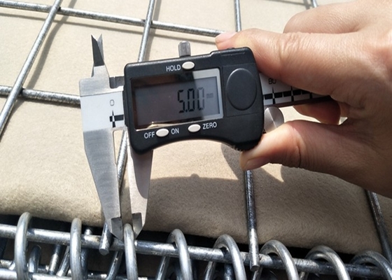 Askeri 4-6mm Özel Boyut Galvanizli Savunma Bariyeri Galfan Geotekstil Kumaş Sel Karşıtı