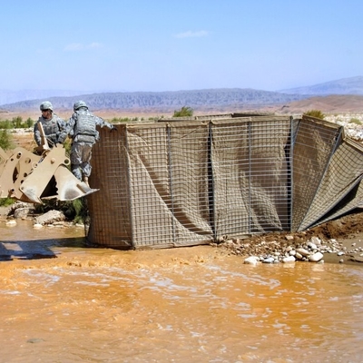 Galvanizli Yüklenebilir Kaynaklı Gabion Kutusu MIL 7 2.21m Hesco Barrier for Military Savunma Barrier Sel Koruma Duvarı