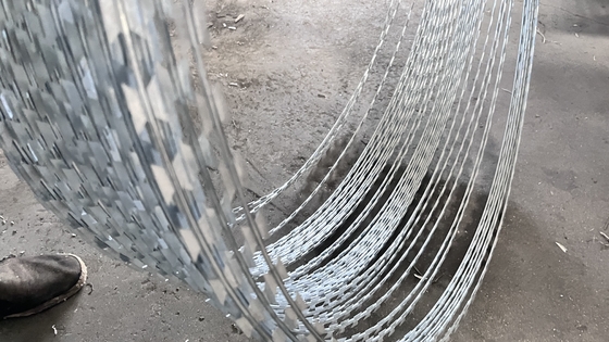 Sıcak Satış Çapraz Tıraş Dikenli Tel Flat Wrap Tıraş Dikenli Tel Ve Klipler Tıraş Tel