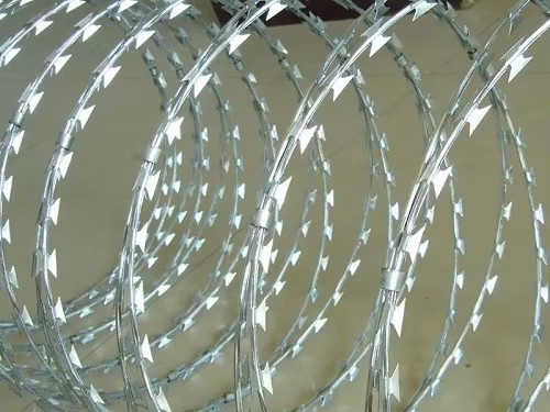 Yüksek Kaliteli Acayip Dikenli Tel 0.5mm-5.0mm Dikenli Tel Galvanize Bto-12 Galvanize Acayip Dikenli Tel Koruma