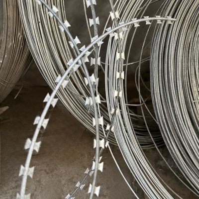 Fabrika Doğrudan Sıcak Battırılmış Galvanizli Çelik Tel Ağ Çit Pas-Dayanıklı Tıraş Dikenli Tel BTO-22 Hapishaneler için Güvenlik
