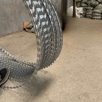 Yüksek Kaliteli Acayip Dikenli Tel 0.5mm-5.0mm Dikenli Tel Galvanize Bto-12 Galvanize Acayip Dikenli Tel Koruma