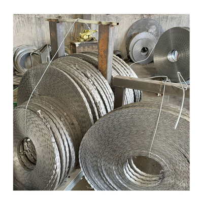 Çin&#39;de Yüksek Kaliteli 2.5mm Çaplı Galvanizli Jiletli Dikenli Tel Üreticisi