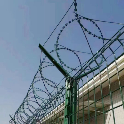 Çin&#39;de Yüksek Kaliteli 2.5mm Çaplı Galvanizli Jiletli Dikenli Tel Üreticisi