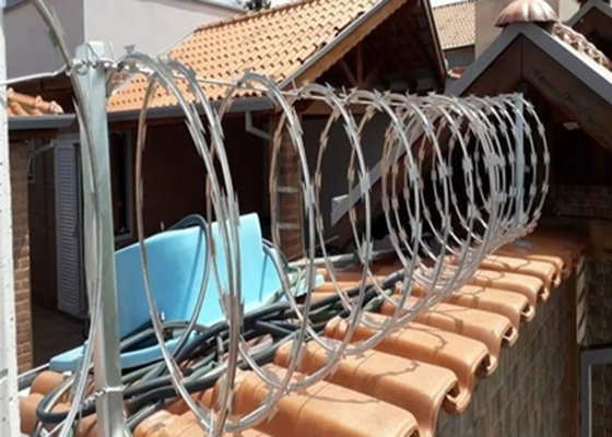 Plastik kaplı bıçak dikenli tel Güvenlik Çit için düz sarma tel