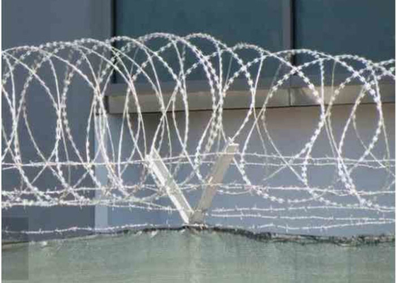 Cbt 65 Yüksek güvenlik koruması ile elektrikli galvanizli dikenli tel
