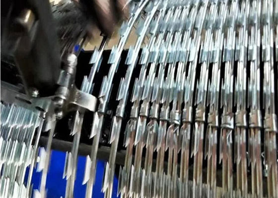 Cbt 65 Yüksek güvenlik koruması ile elektrikli galvanizli dikenli tel