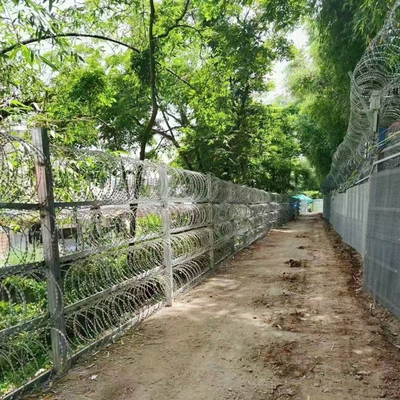 Sıcak Diplenmiş Galvanizli Tıraş Bıçağı Dikenli Tel Bto-22 Concertina Çift Tırnaklı Tıraş Tel Ağı