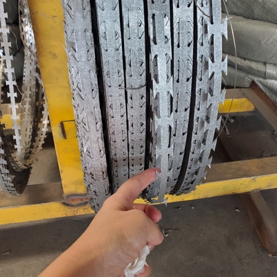 Güçlü ve dayanıklı mülkiyet koruması için dikenli tel tek tıraş makinesi