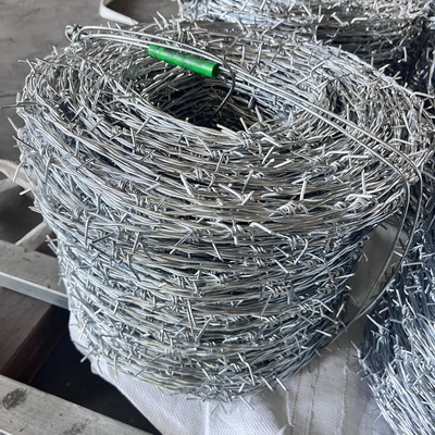 Fabrika sıcak batırılmış galvanizli dikenli tel için örgüt güvenlik çit 12.5 ölçüm 18 ölçüm PVC kaplı demir dikenli tel