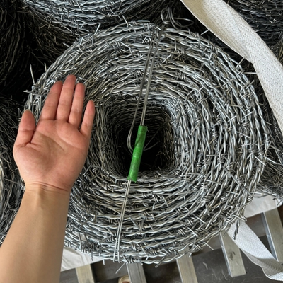 Toptan Yüksek Tensili Dönüşümlü Galvanizli Dikenli Tel 14 ölçümlü 3 veya 4 inçlik dikenli mesafe ile