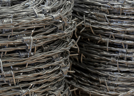 Çit İnşaat Koruması 1.8mm Çift Tel Geleneksel Dönüş Galvanize Dikenli Tel