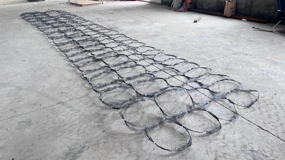 Tank Engelleme Çit Ağı Görünmez Drone Net Çit Tank Bariyer Vickers Çit Tel örgü Güvenlik Putanka Barrier Ukrayna
