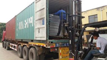 Hapishanenin duvarlarının kullanımı Uzunluğu 200m Tek iplik sıcak daldırılmış galvanizli dikenli tel