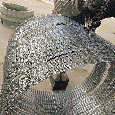 Sıcak Dip Galvanize Çapraz Tıraş Dikenli Tel BTO-22 Yüksek Güvenlik Çitleri için