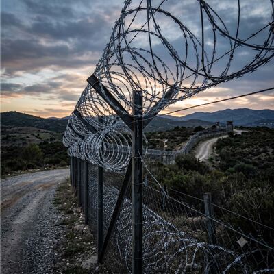 Sınır duvarı ve havaalanı çitleri koruması için yüksek güvenlikli tıraş bant dikenli tel bobinleri